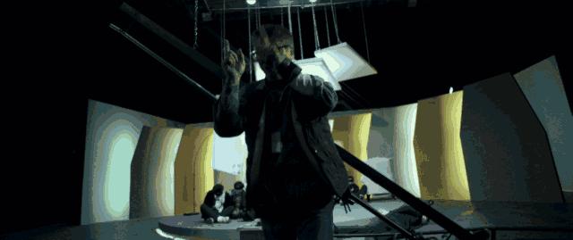 你们这些喜剧艺人，正经演起戏来，也能如此精彩