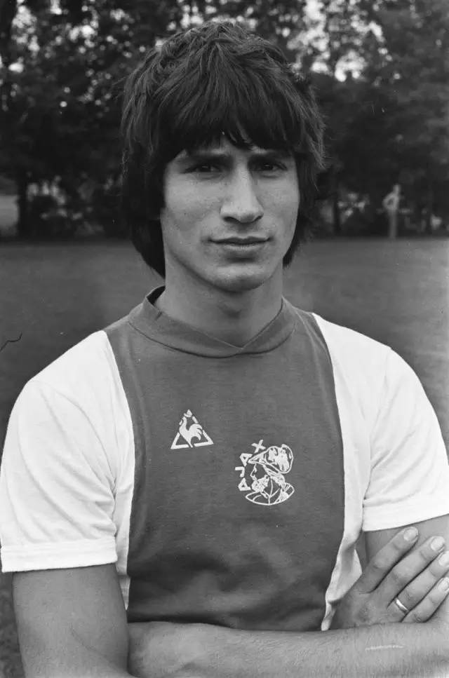 他是有青田血统的荷兰前国脚，要在浙江打造一支带着克鲁伊夫印记的球队！