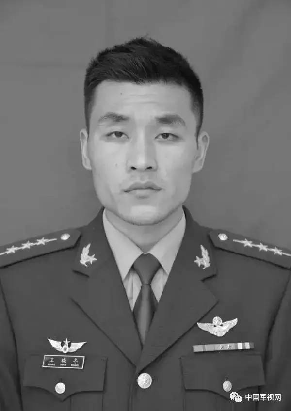 向在战斗中牺牲的战友致敬,缅怀当年同一战壕牺牲的战友