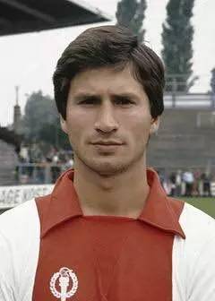 他是有青田血统的荷兰前国脚，要在浙江打造一支带着克鲁伊夫印记的球队！