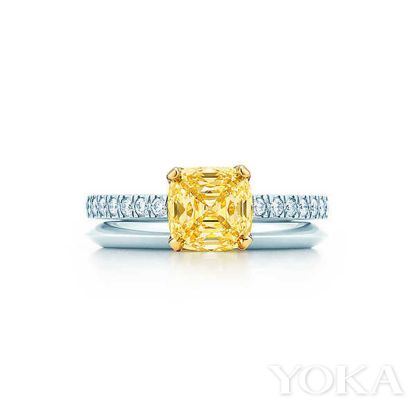 春节的甜蜜抢先尝将水果硬糖戴在身上