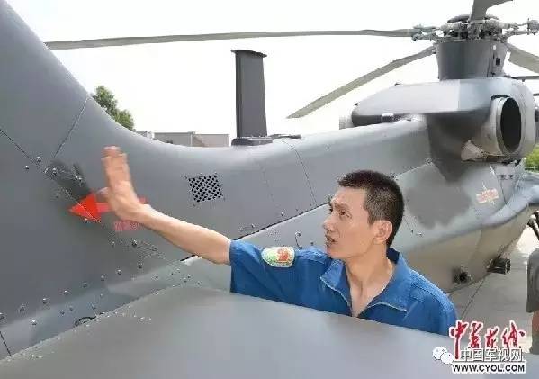 向在战斗中牺牲的战友致敬,缅怀当年同一战壕牺牲的战友