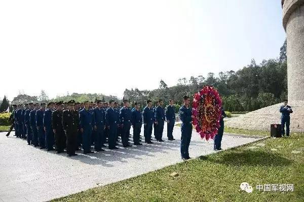 向在战斗中牺牲的战友致敬,缅怀当年同一战壕牺牲的战友