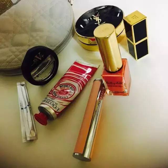 看完了网友的化妆包……一起向YSL势力低头吧！