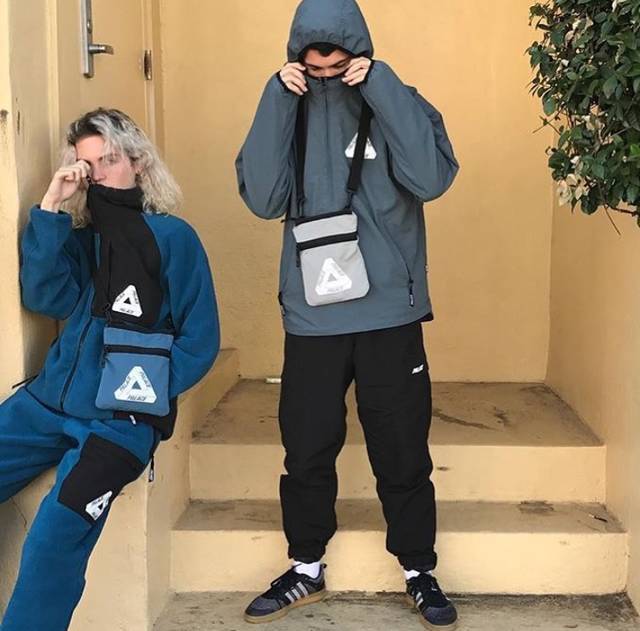 supreme和lv联名的世纪双肩包,supreme和lv联名红色手拿包