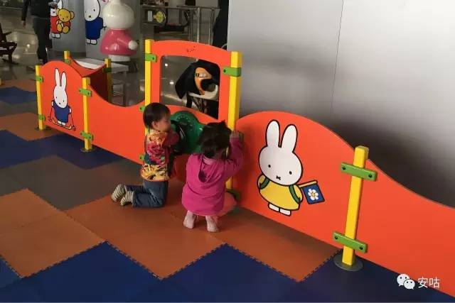 呕吐、洒食物、睡不好、拉臭臭，带娃坐飞机的“幺蛾子”怎么解决？