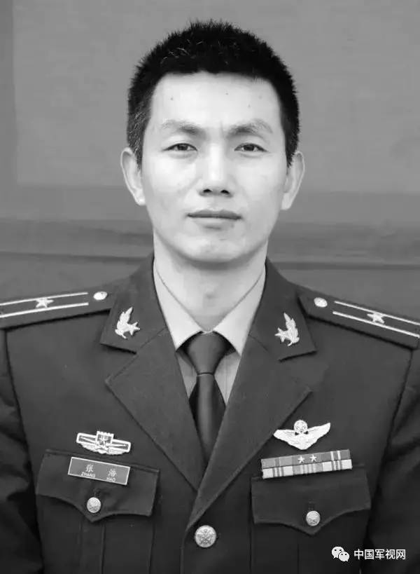 向在战斗中牺牲的战友致敬,缅怀当年同一战壕牺牲的战友