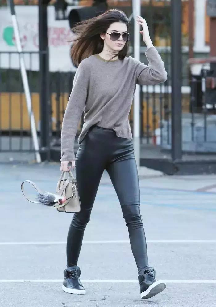 如何穿紧身皮裤,穿皮裤的正确方法视频