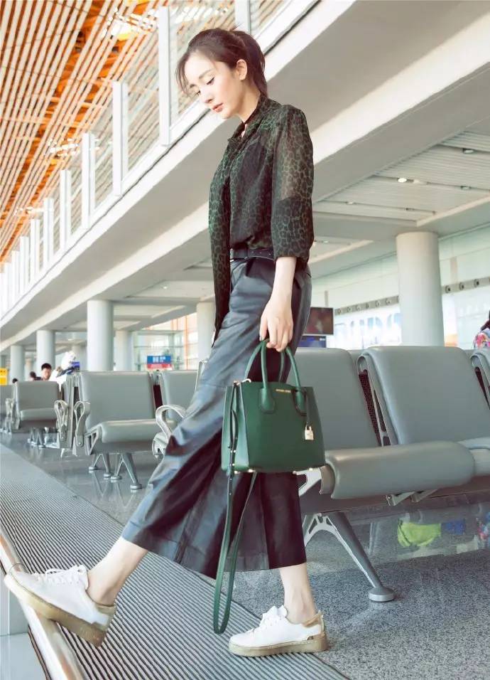 如何穿紧身皮裤,穿皮裤的正确方法视频