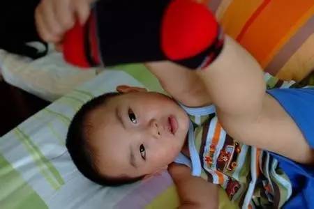 「亲子百问」孩子总喜欢脱鞋脱袜子，怎么纠正他的不文明行为？