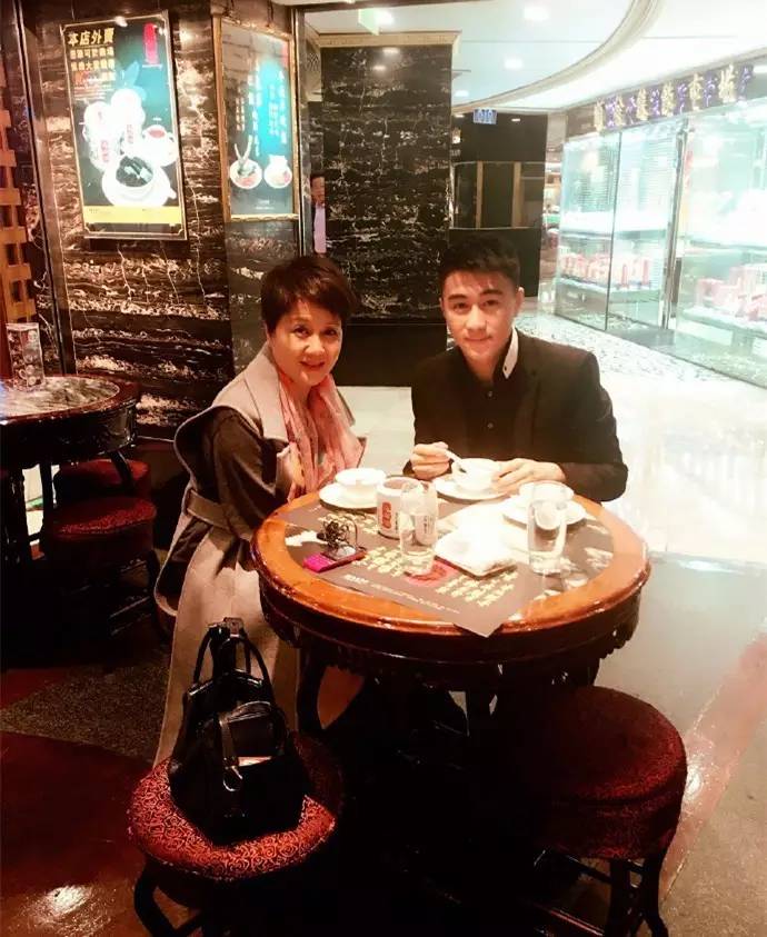 年轻多金真学霸男主人设的他为何“换女如换衣”？