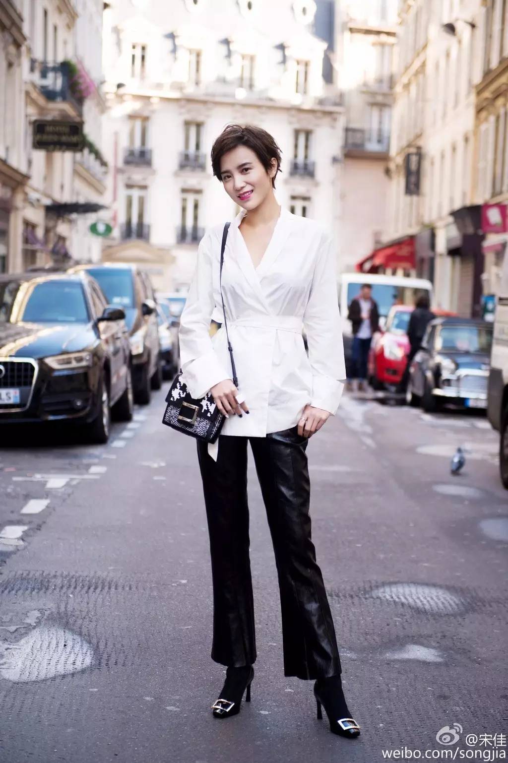 如何穿紧身皮裤,穿皮裤的正确方法视频