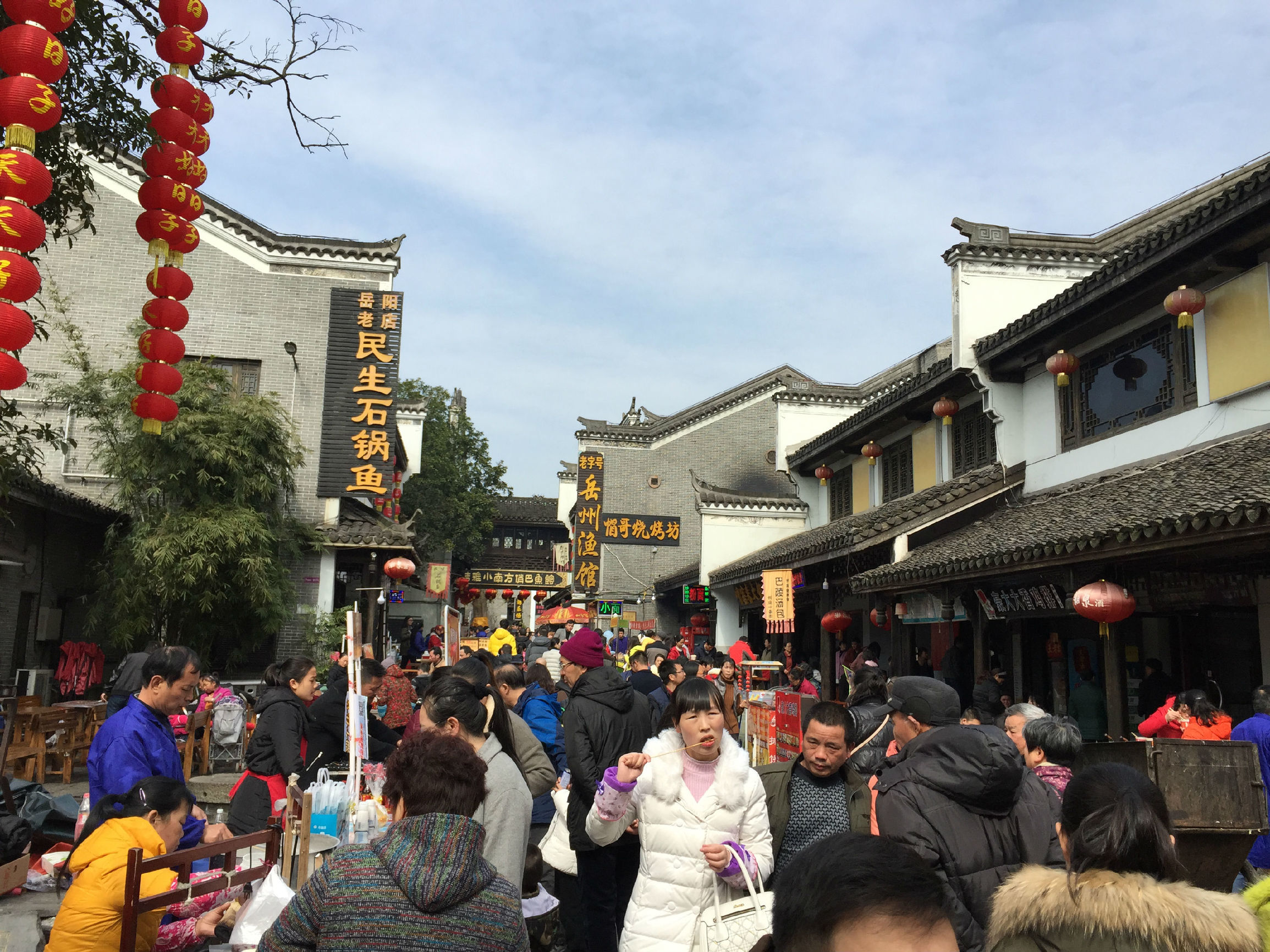 千只大小灯笼,千盏宫灯闹元宵