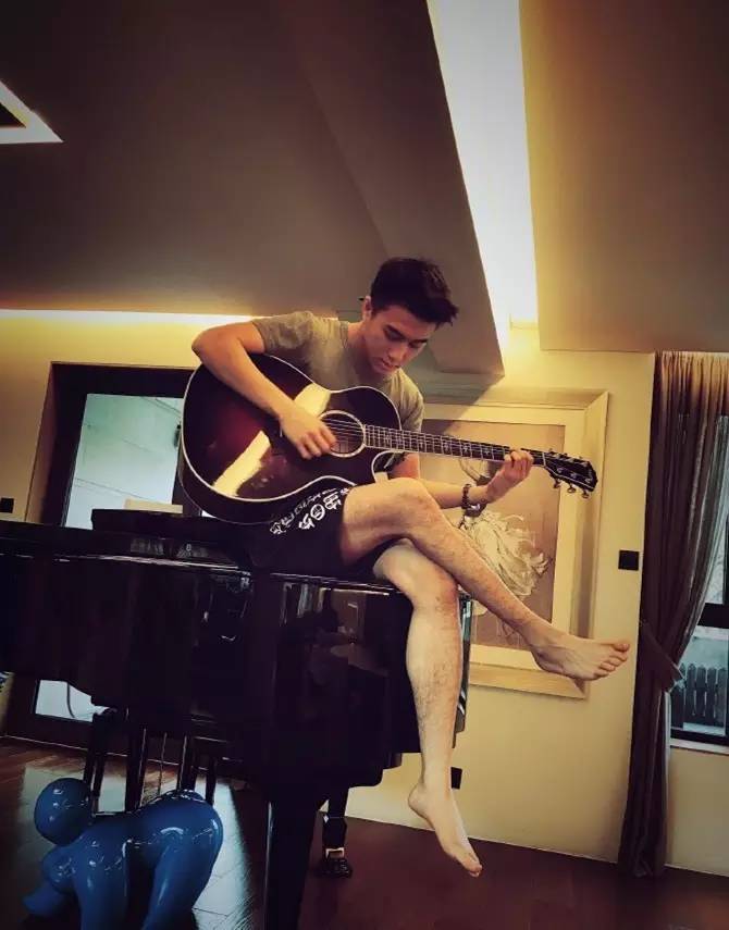 年轻多金真学霸男主人设的他为何“换女如换衣”？