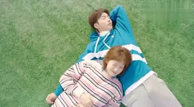 金福珠卫衣造型,少女穿加绒卫衣