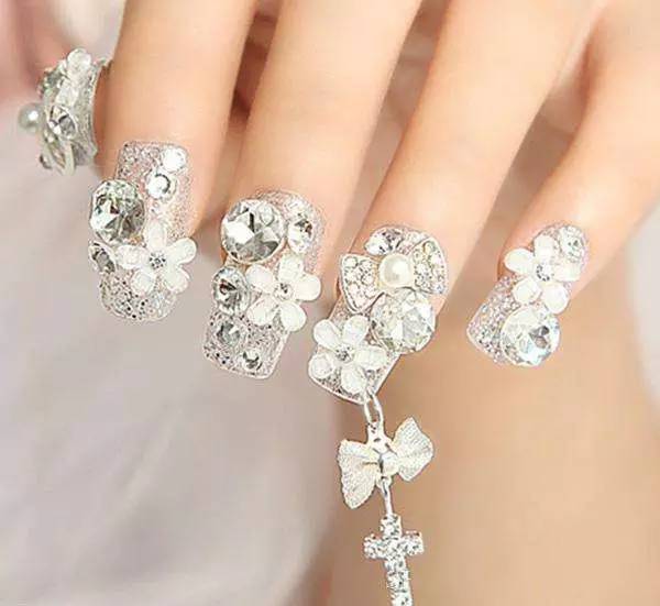 老师给幼儿剪指甲不谨慎剪到手,幼儿园小孩被老师剪指甲流血