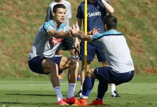 坚持踢足球，你就会发现……