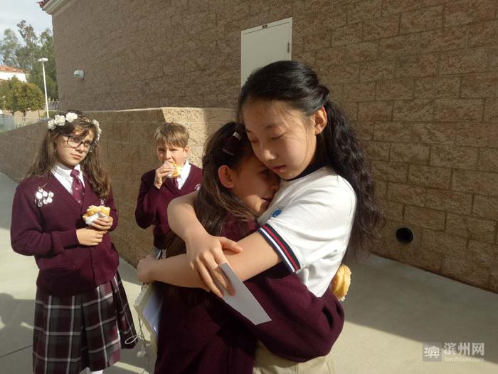 莲华学园师生赴美参加国际课程带领美国学生共唱《杯子歌》