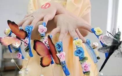 老师给幼儿剪指甲不谨慎剪到手,幼儿园小孩被老师剪指甲流血