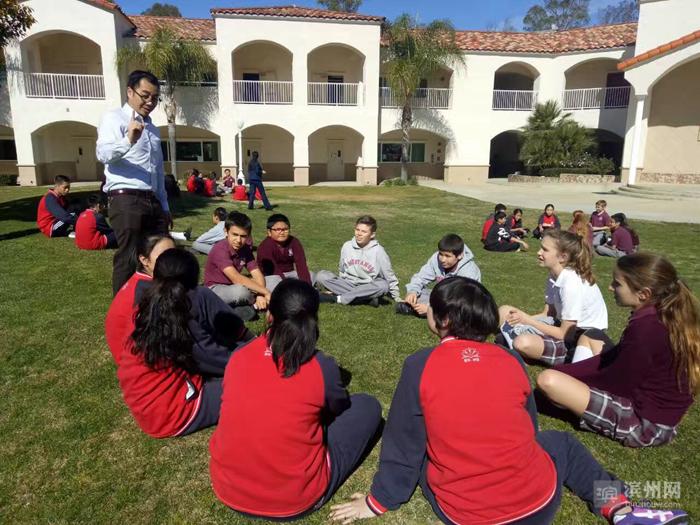 莲华学园师生赴美参加国际课程带领美国学生共唱《杯子歌》