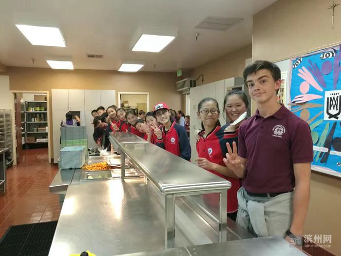 莲华学园师生赴美参加国际课程带领美国学生共唱《杯子歌》