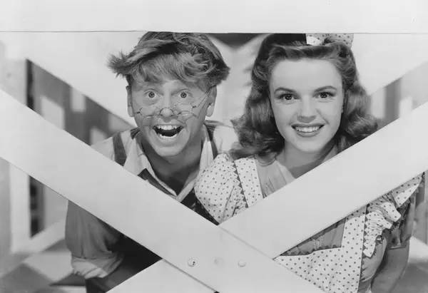 扒一扒好莱坞“后台歌舞片”的历史和套路