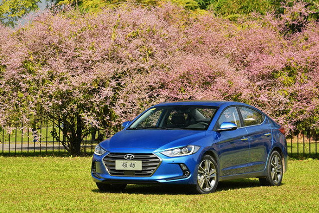 老司机教你三招学会倒车神技,新手学会一招汽车右拐弯永不剐蹭