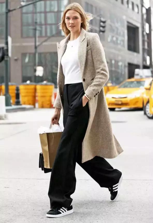 杨幂小金珠手链,杨幂小贝壳黑裙