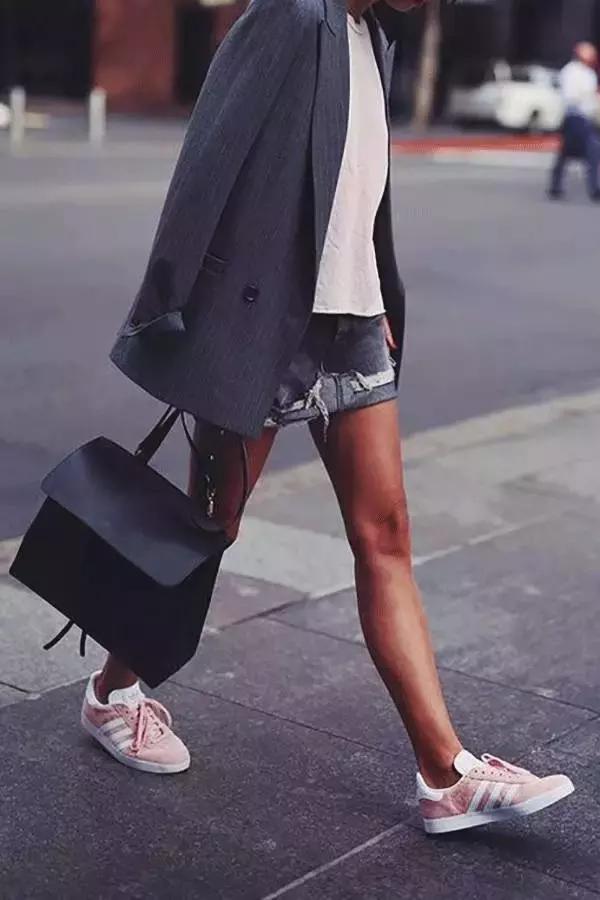 杨幂小金珠手链,杨幂小贝壳黑裙