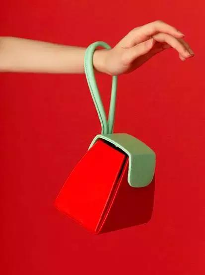 鬼怪剧终，那些美貌的包包却让女王完全停不下来种草