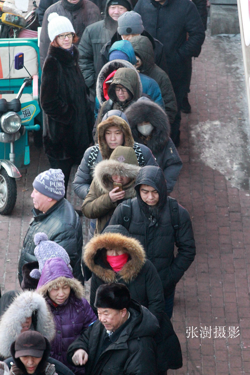严寒里千人排队,民众零下12度寒风中排队