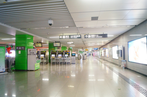 实拍正月初一夜晚深圳宝体地铁站，偌大地铁站内很安静