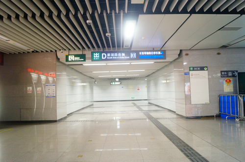 实拍正月初一夜晚深圳宝体地铁站，偌大地铁站内很安静