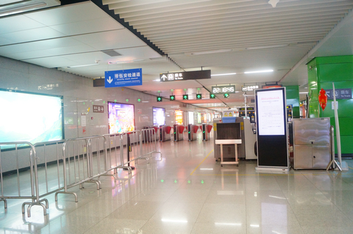 实拍正月初一夜晚深圳宝体地铁站，偌大地铁站内很安静