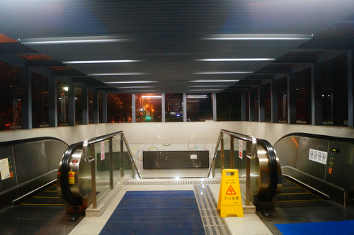 实拍正月初一夜晚深圳宝体地铁站，偌大地铁站内很安静