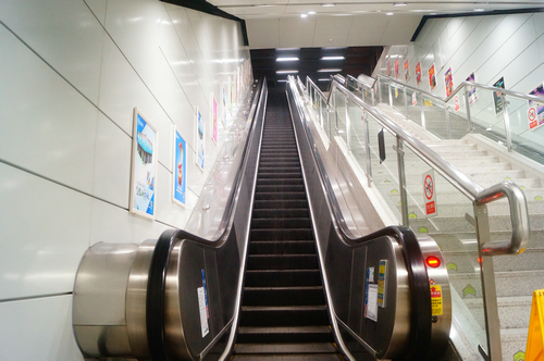 实拍正月初一夜晚深圳宝体地铁站，偌大地铁站内很安静