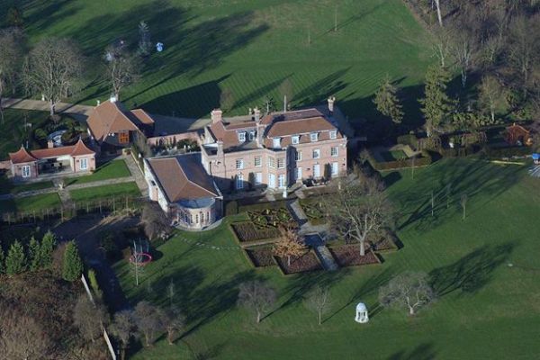 贝克汉姆年轻时和贝嫂,贝嫂和贝克汉姆分头带娃