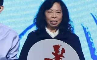 她出演了一部周星驰的电影,凭借星爷电影一夜爆红的她