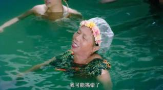 她出演了一部周星驰的电影,凭借星爷电影一夜爆红的她