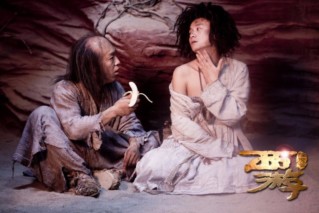 她出演了一部周星驰的电影,凭借星爷电影一夜爆红的她