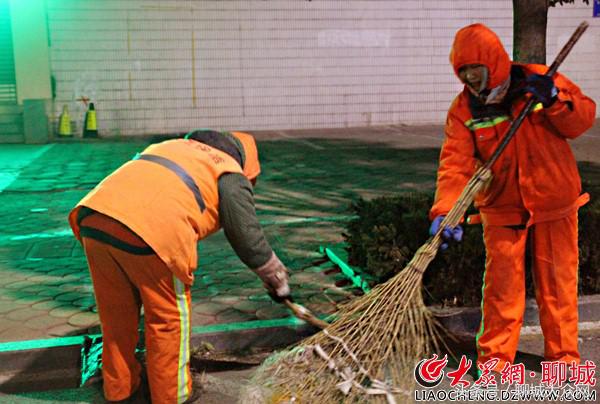 网络媒体走转改之环卫工人清晨四点上街，期盼早回家与家人团聚