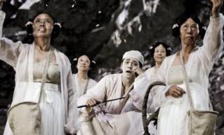 她出演了一部周星驰的电影,凭借星爷电影一夜爆红的她