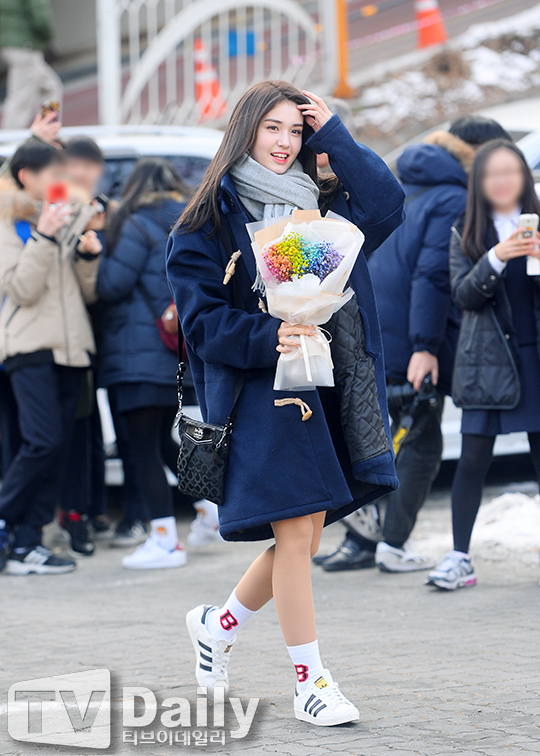 白色小腿袜休闲风穿搭,白色短袜搭运动鞋