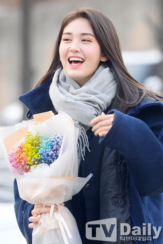 白色小腿袜休闲风穿搭,白色短袜搭运动鞋