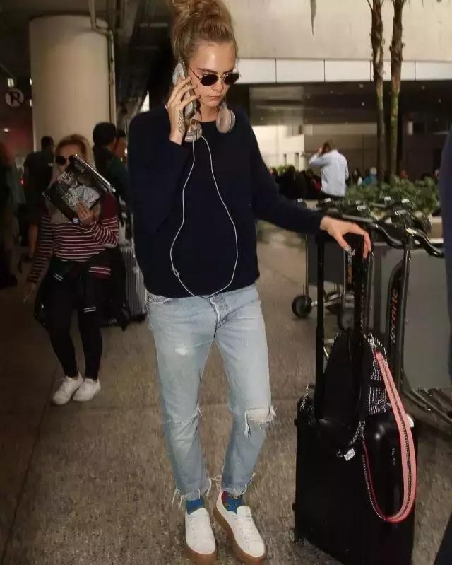 杨幂小金珠手链,杨幂小贝壳黑裙