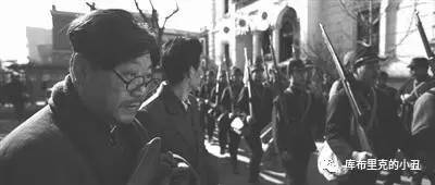 你们这些喜剧艺人，正经演起戏来，也能如此精彩