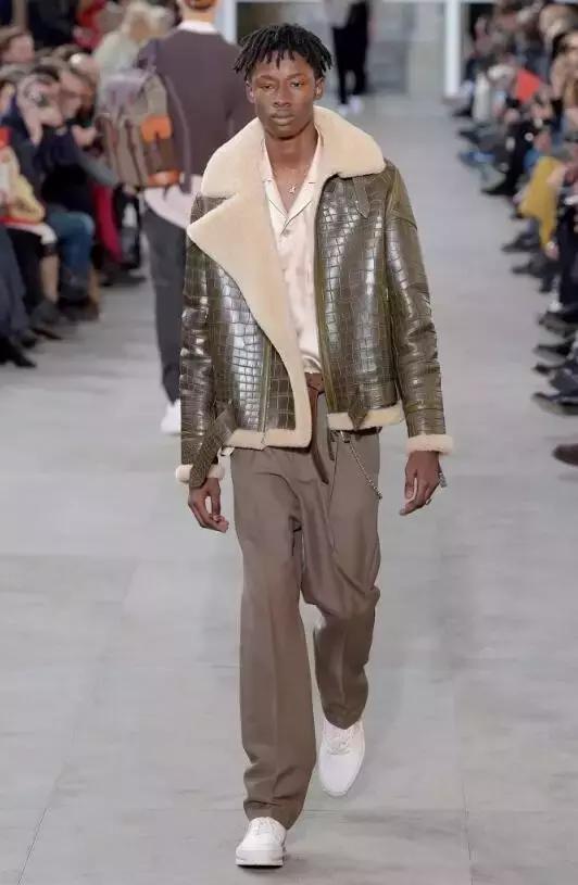 lv x supreme联名红色卫衣 (lv和supreme联名牛仔外套)