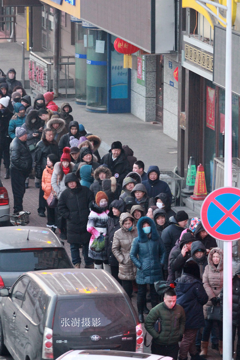 严寒里千人排队,民众零下12度寒风中排队