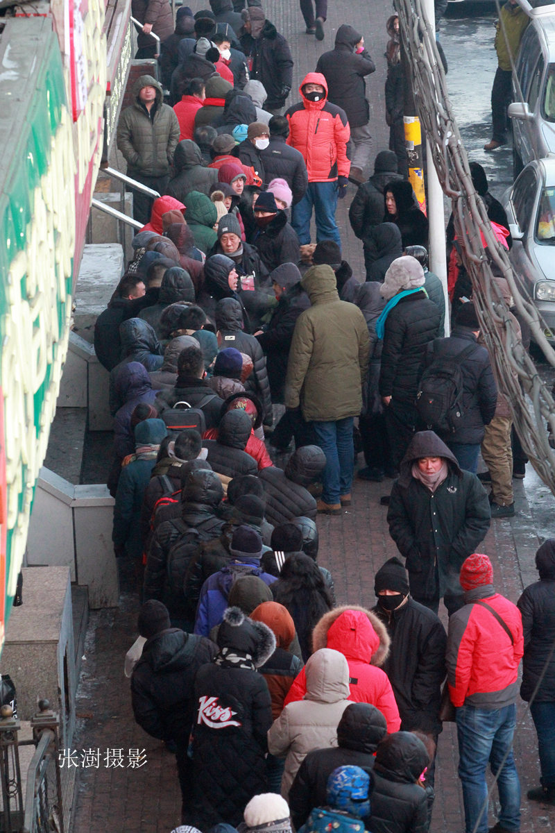 严寒里千人排队,民众零下12度寒风中排队