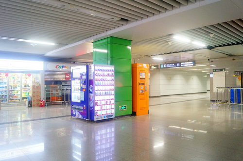 实拍正月初一夜晚深圳宝体地铁站，偌大地铁站内很安静